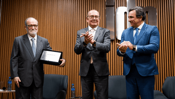 IDP concede título de Doutor Honoris Causa a Everardo Maciel
